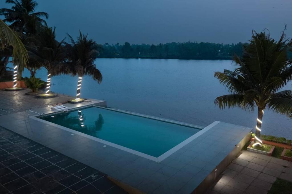 Riveria Portico - River Side 6 Bedroom Private Pool Bungalow North Paravur Kültér fotó