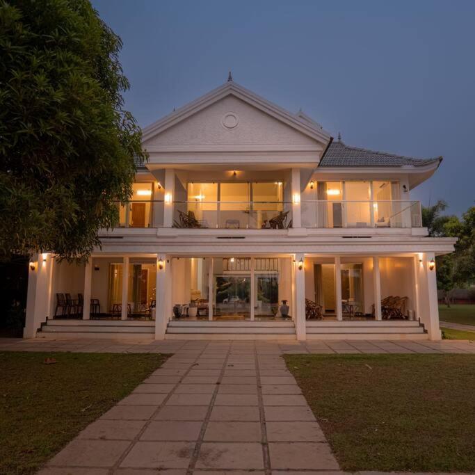 Riveria Portico - River Side 6 Bedroom Private Pool Bungalow North Paravur Kültér fotó