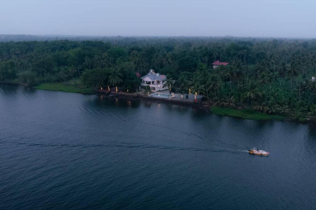 Riveria Portico - River Side 6 Bedroom Private Pool Bungalow North Paravur Kültér fotó