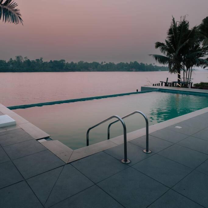 Riveria Portico - River Side 6 Bedroom Private Pool Bungalow North Paravur Kültér fotó